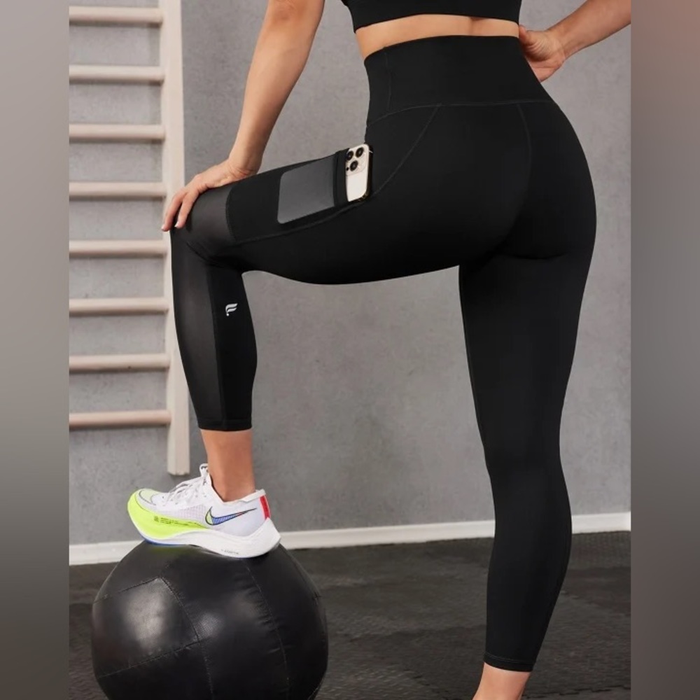 Fabletics On-the-Go Pocket High-Waisted Mesh Legging Capri - Black S NWT